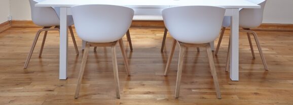La chaise scandinave en bois et plastique : un meuble charmant